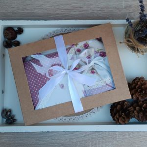 Ablakos natúr díszdobozba csomagolt virágmintás textil konyhaszett fál tálcán.